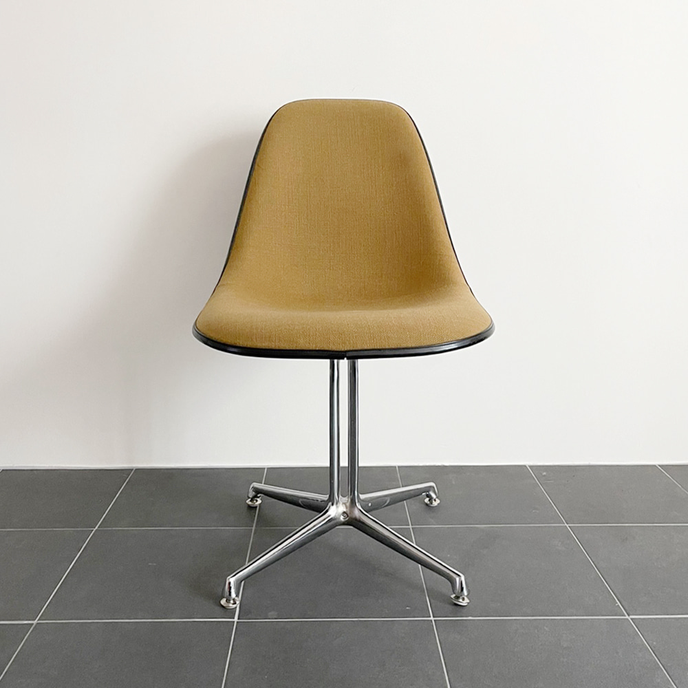 Herman Miller Charles &amp; Ray Eames Upholstered Textile Fiberglass La fonda Chair