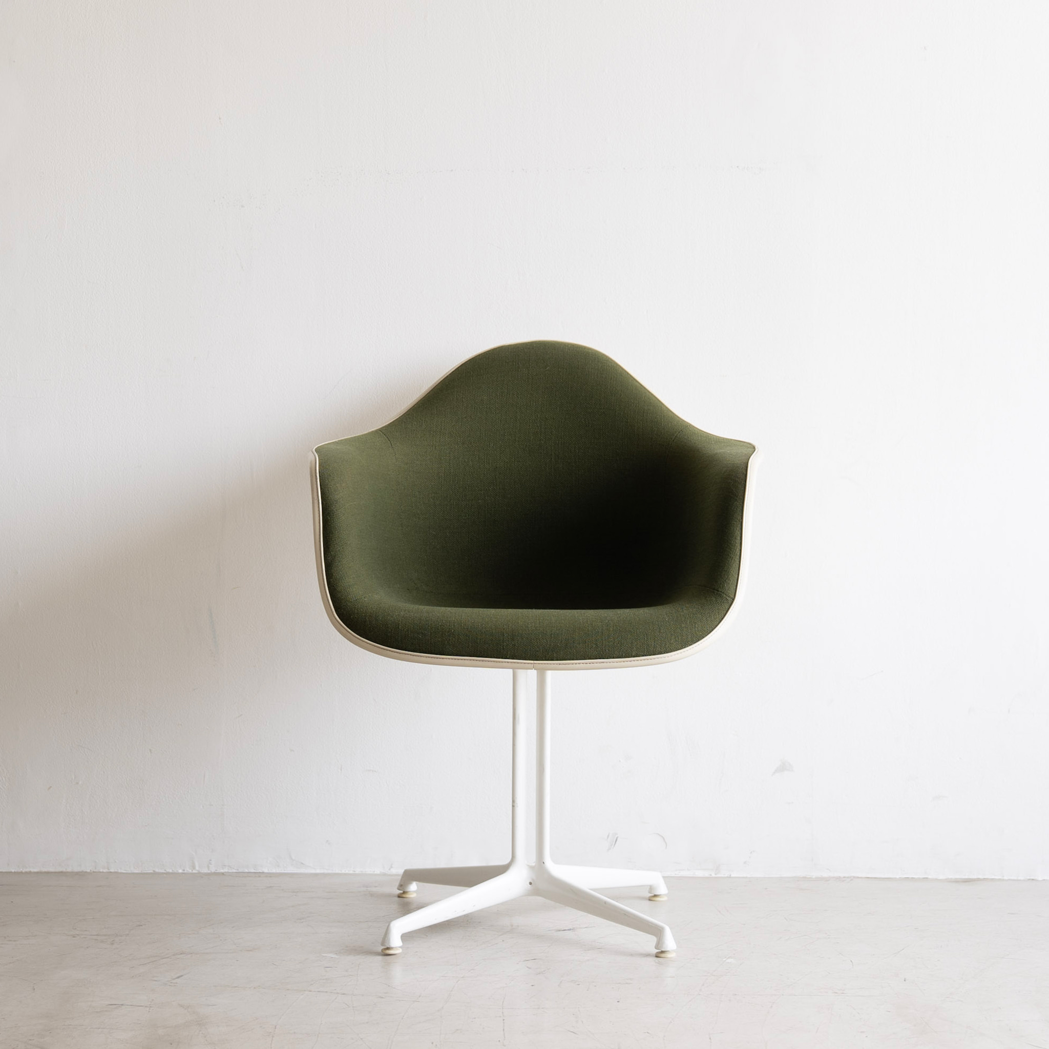 Charles &amp; Ray Eames Herman Miller Textile Fiberglass Arm Shell Chair