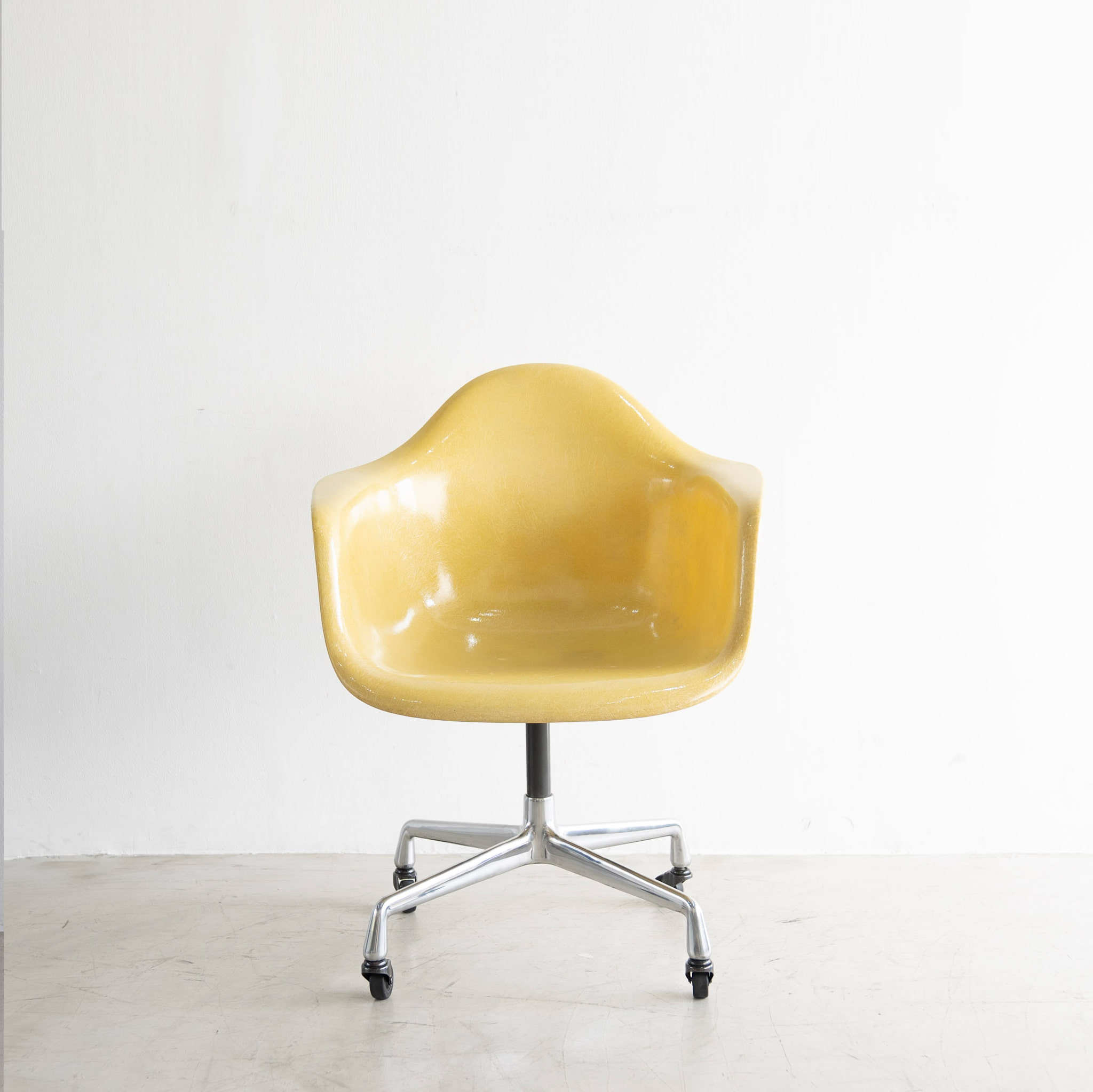Charles &amp; Ray Eames Herman Miller Fiberglass Arm Shell Chair